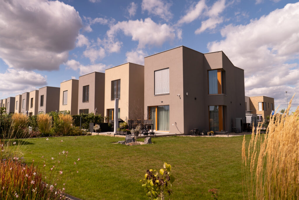 Nízkoenergetické rodinné domy z projektu Domy Bílý vrch v Praze s vlastní zahradou a moderní architekturou.