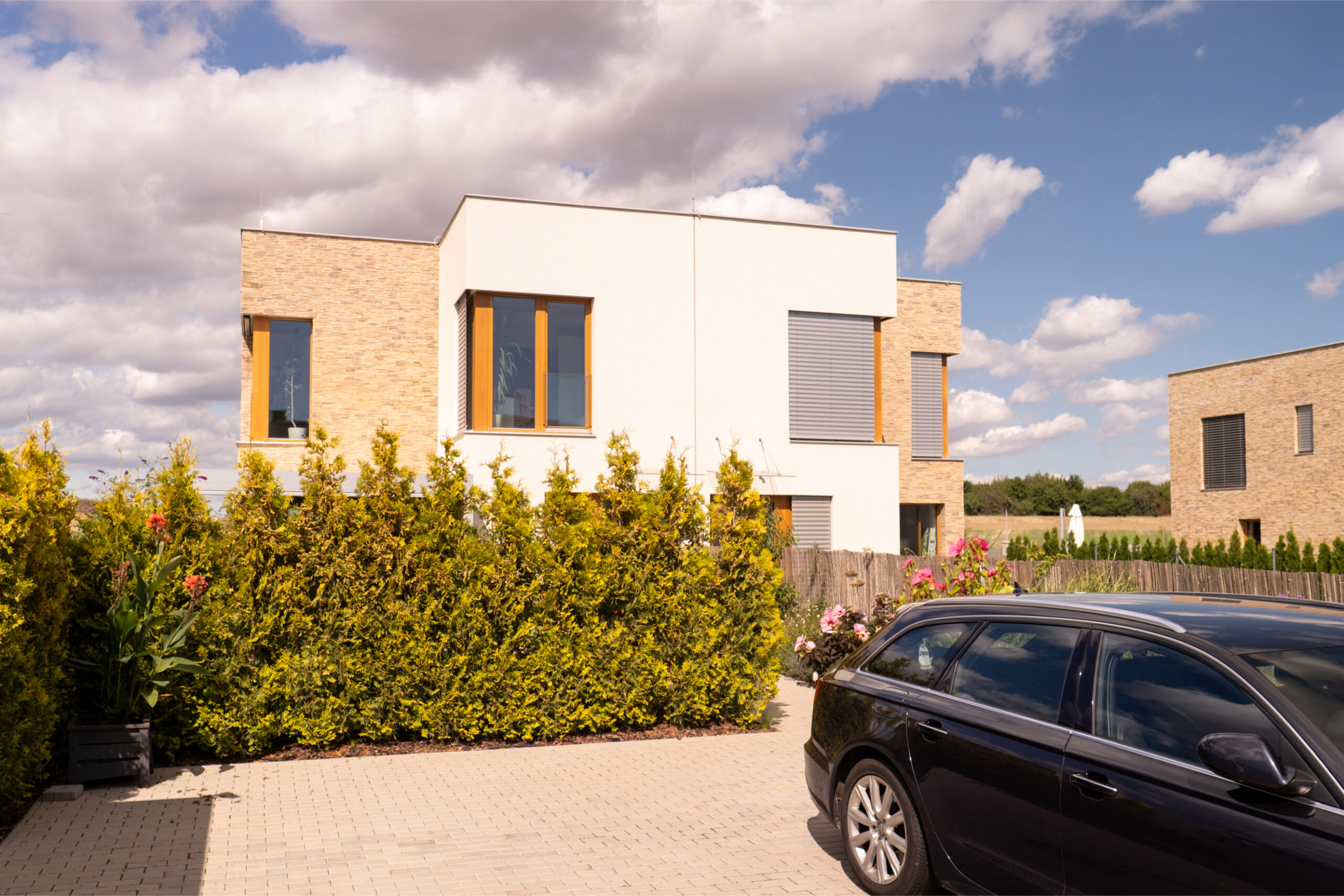 Moderní dvojdům v projektu Domy Bílý vrch Praha – ukázka novostavby s parkováním a zahradou.